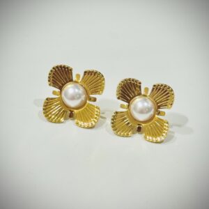 Pearl bloom studs
