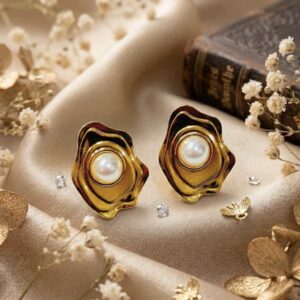 Oyster gold studs